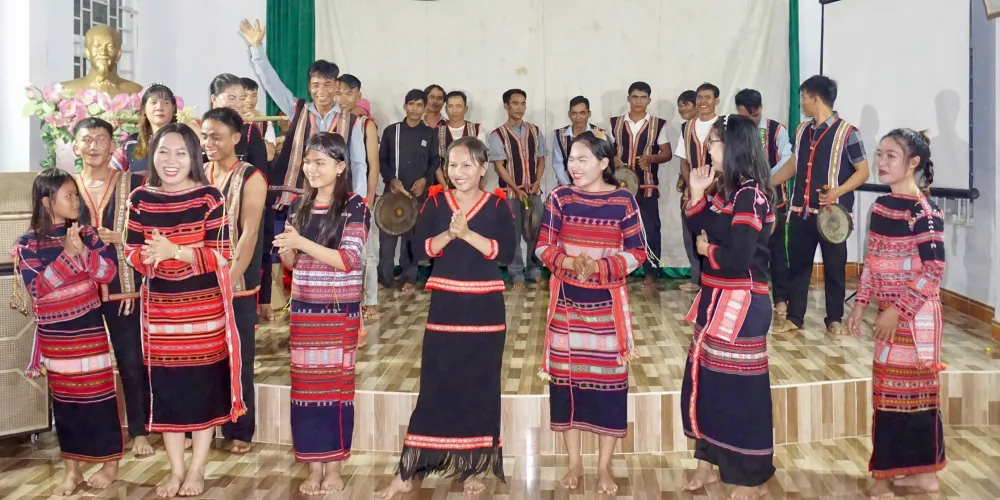 Đội văn nghệ Ba Na biểu diễn múa xoang ở Canh Tiến