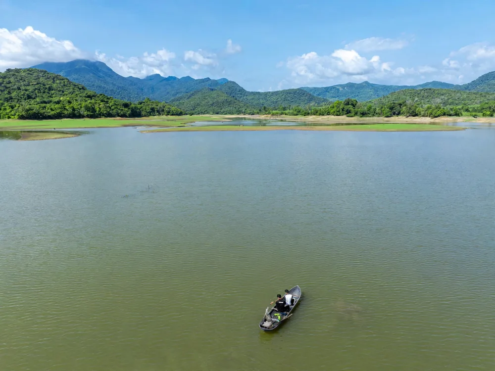 Đi xuồng tham quan hồ Núi Một ở Canh Tiến